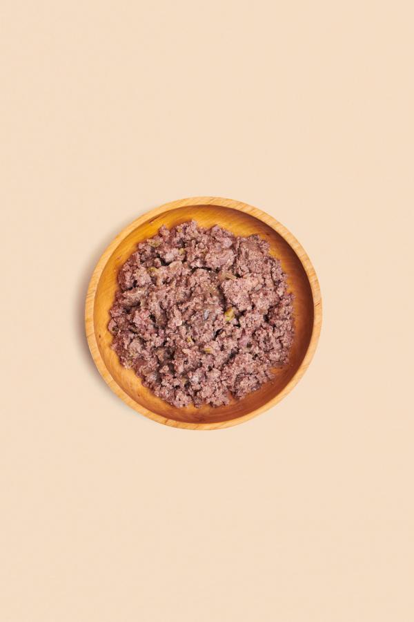 Doseninhalt Hundefutter mit Hirsch